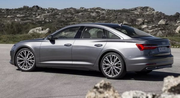 Големият Audi V8 седан от края на осемдесетте и началото на деветдесетте години е предшественикът на A8. По време на появата си автомобилът беше впечатляващ по размер, но сега е по-малък от A6 със 78 мм. Audi A6 (пето поколение 2018 г. - дължина/ширина/височина: 4939 мм/1886 мм/1457 мм).